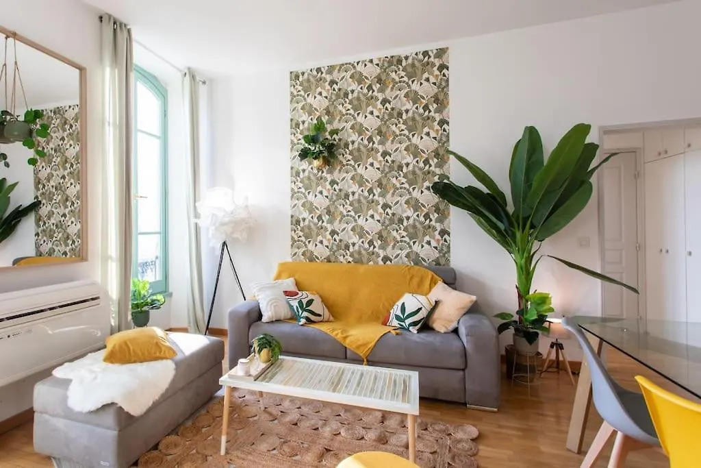 L40 2P Central 5Mins Old Town & Sea/Balcony & Ac Nice Apartment